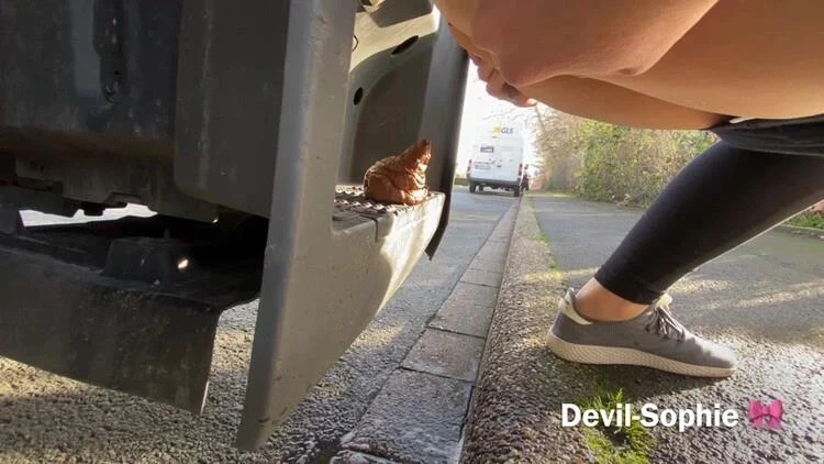 OMG - how does the shit get onto the truck running board Devil Sophie 2024 [UltraHD/4K]