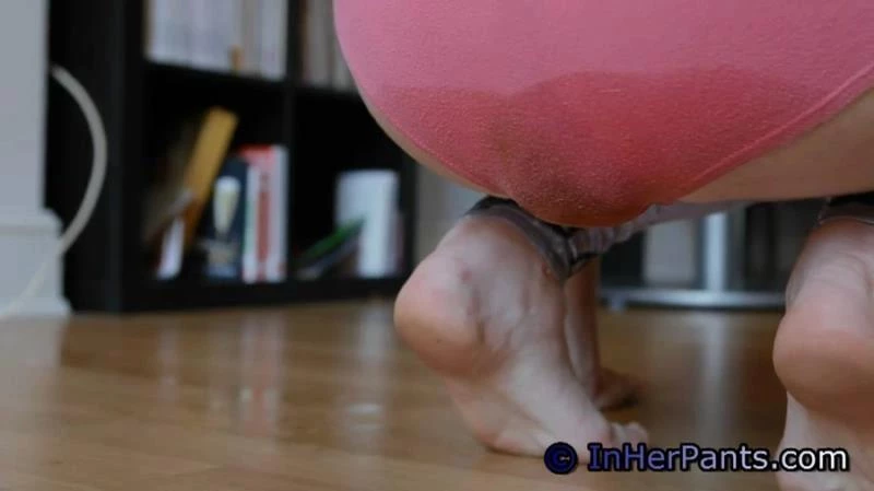 Pippa Poops her thin Stretchy Leggings - JessicaKay 2024 [FullHD]